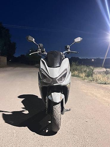 ск пионер: Скутер Benelli 250 (надпись на боковой панели). Городской макси-скутер — 3