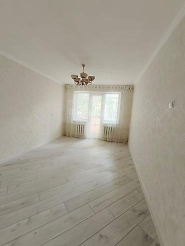 1 бөлмө, 33 м², Кудайберген автобазары 104-серия, 3 кабат, Жаңы ремонт