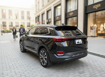 Digər avtomobillər: Bestune T77 – kompakt krossover, qara rəngdə. Xarici dizayn: - Geniş — 1