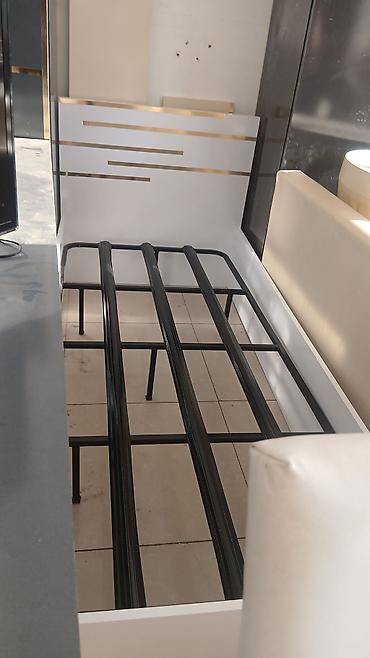 divan masa: - Qırmızı rəngli, modern dizaynlı divan. Yumşaq toxumalı parça üzlük — 2