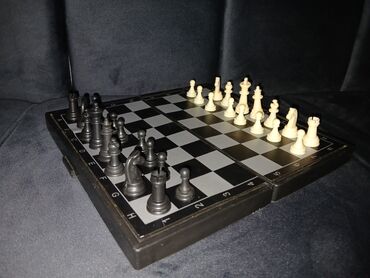 шахматы бишкек: Продаётся маленький шахмат, магнитный, с шашками