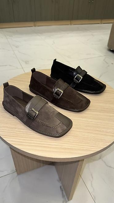Makasin və loferlər: Qadınlar üçün loafer ayaqqabılar - Stil: Kəmərli-buclu loafer — 1
