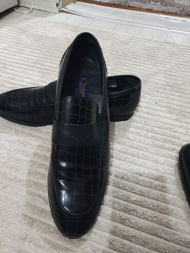 Мокасины и лоферы: Мужская обувь, несколько моделей. 1) Лоферы, черные, 44 размер — цена — 5