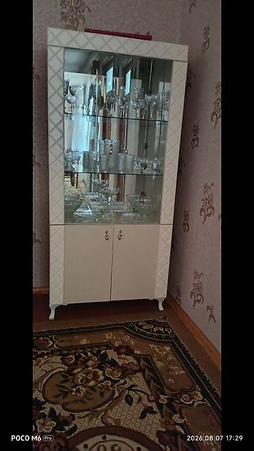 islenmis skaf: Şüşəli dolab vitrini, İşlənmiş — 1