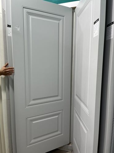 Otaq qapıları: Ağ rəngdə, panelli dizaynlı qapı. Bu qapı, evinizin interyerinə