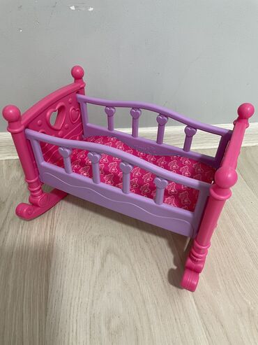 кроватка для куклы: Продается косметика для девочек, оба набора новые