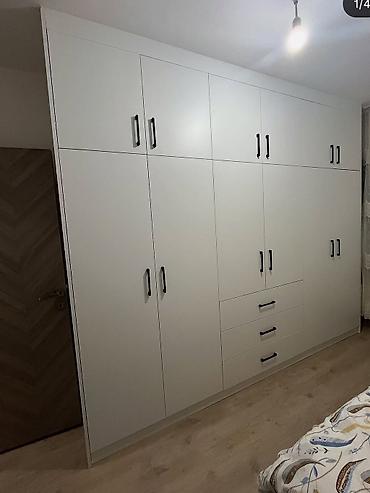 ev nerdivani: Ağ rəngli, geniş tutumlu yataq otağı şkafı. Müasir və minimalist — 1