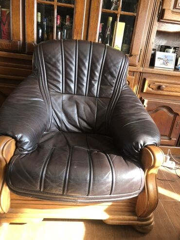 Sofe i kaučevi: Kožna dvosed fotelja sa drvenim ramom - Materijal sedenja/naslona — 1