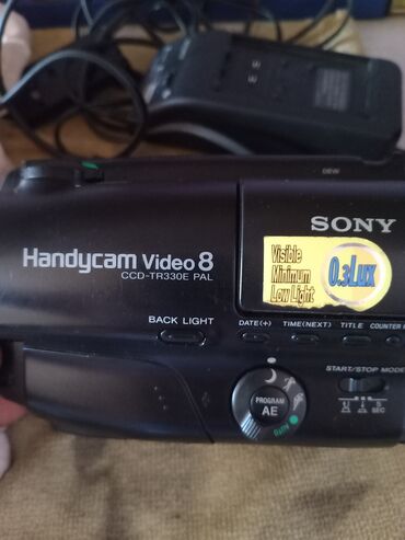 sony h300 camera: Soni kamera sa punjačem i baterijom