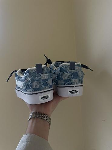 Kişi ayaqqabıları: Vans Old Skool – mavi ağ dama naxışlı, “distressed” denim üstlük - — 3
