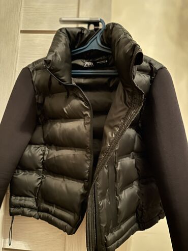 Демисезонные куртки: Продаю куртку Zara размер М оригинал новая цена 4тыс wa;