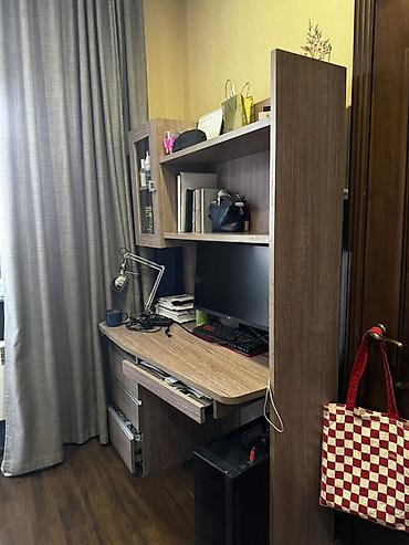 Стол 140 длина, 65 ширина - Материал: ЛДСП под дерево в тёплом at lalafo.kg Стол 140 длина, 65 ширина - Материал: ЛДСП под дерево в тёплом