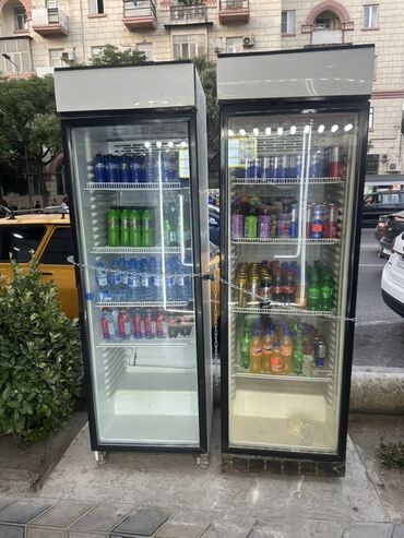 soyuducu isdenmis: İki ədəd soyuducu vitrin, içərisində müxtəlif növ içkilər var