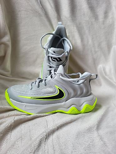 bele pantalone muske: Prodajem potpuno nove, nekorišćene Nike patike iz Giannis — 3