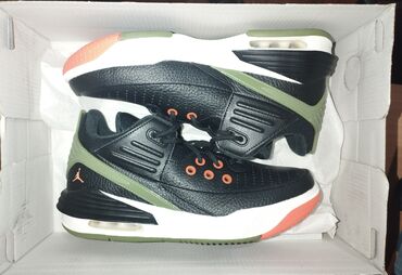 Krasofkalar və idman ayaqqabıları: Nike Jordan Max Aura 5