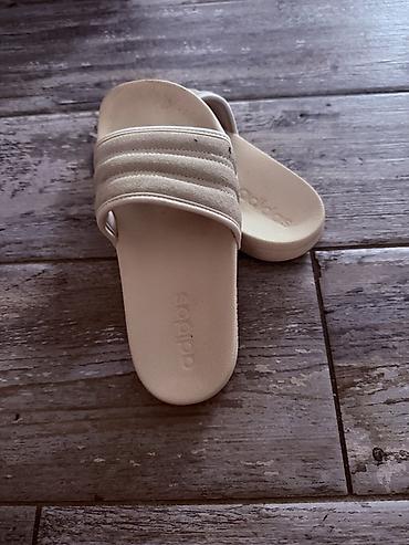 luze o: Adidas ženske papuče – krem/bele - Model: klasične klizačice (slides) — 2