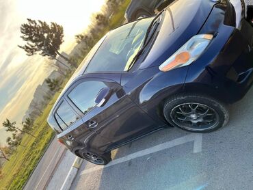маленькая машина: Темно-синий хэтчбек Toyota Scion xd с пятидверным кузовом