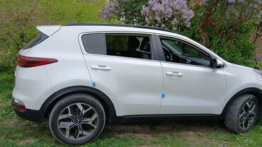 авто зеркала: Белый кроссовер Kia Sportage с черной крышей и тонированными задними