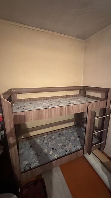 Кровати: Двухъярусная кровать из ЛДСП в цвете «орех/дуб» с лестницей — 1
