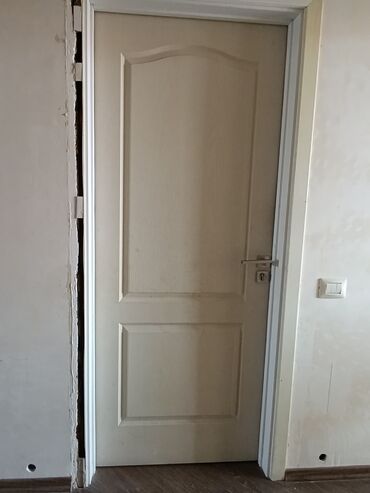 Входные двери: Krem ağ rəngli, taxta panellərdən ibarət daxili qapı. Klassik dizaynı