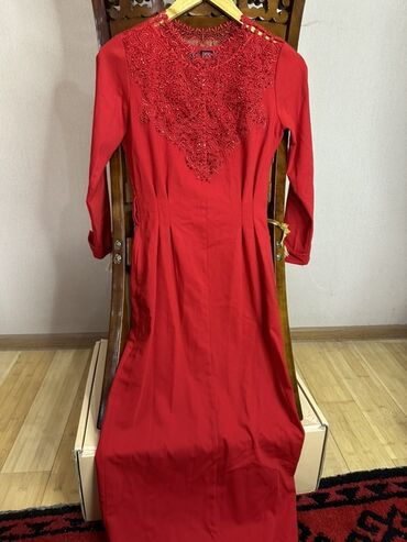 бордовое платье футляр: Длинное женское платье ярко‑красного цвета. - Фасон: прямой силуэт lalafo.kg да бордовое платье футляр: Длинное женское платье ярко‑красного цвета. - Фасон: прямой силуэт