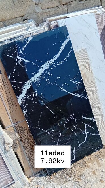 Ağlay: Fərqli rənglərdə və naxışlarda mərmər plitələr mövcuddur. Hər plitə