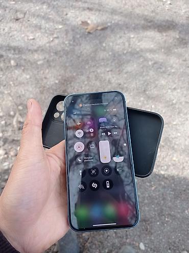 Apple iPhone: IPhone 13, Б/у, 256 ГБ, Голубой, Зарядное устройство, Защитное стекло, Чехол, 89 % — 1