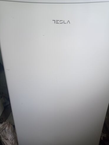 Refrigerators: Color - White, Used