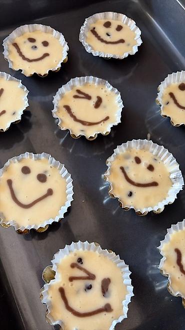 tort şekili: Şokoladlı “smiley” kapkeyklər - Fərdi dizayn: Üzəri şokoladla — 1