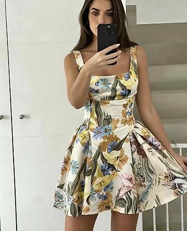 pull and bear torbice: Ženska letnja haljina sa cvetnim printom - Model: mini A-kroj sa — 2