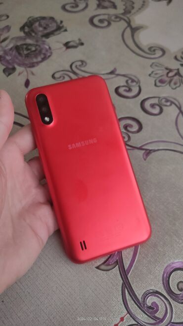 ucuz telefonlar samsung islenmis: Samsung Galaxy A01, 2 GB, rəng - Qırmızı, Sensor, İki sim kartlı, Sənədlərlə