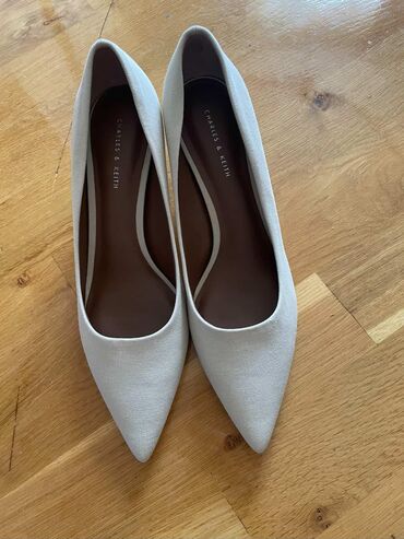 детская обувь на овчине: Туфли, Charles&Keith, Размер: 39, цвет - Бежевый, Новый