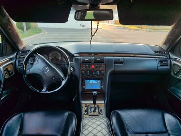 Mercedes-Benz: Mercedes-Benz E 320: 3.2 l | 2000 il Sedan — 6