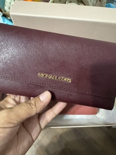 Кошельки: Элегантный женский клатч Michael Kors винного цвета. Внутри имеет