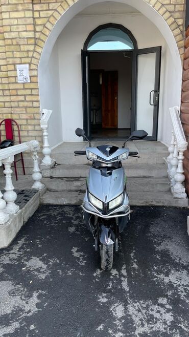 заредное устроиства 36в 2 а: Бензиновый скутер с современным дизайном, представленный в