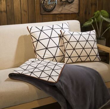 текстиль одеяла подушки: Плед-подушки идеально подойдут для машины и для дома. Подарите