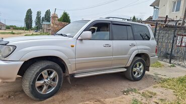 наклейки для машины: Внедорожник Toyota Land Cruiser 100 в серебристом цвете, оснащенный