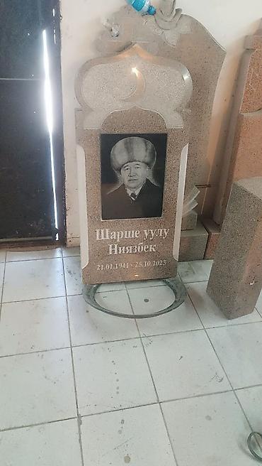 могильные оградки: Памятники из красного гранита с фотокерамикой - Материал: натуральный — 9
