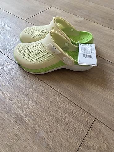 Женская обувь: Лёгкие сабо Crocs LiteRide (модель с перфорацией и ремешком). - Цвет — 1