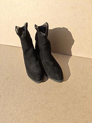 Черные ботильоны в стиле казаки из мягкого материала под замшу. Модель at lalafo.kg Черные ботильоны в стиле казаки из мягкого материала под замшу. Модель