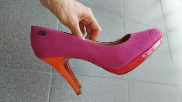 puder roze haljina i cipele: Salonke, Graceland, 39