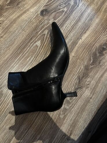 ботильоны без каблука: Qadınlar üçün qara qısa çəkmə (ankle boot). - Material: dəri