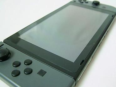 Nintendo Switch: Uz konzolu dolazi:

Naponski adapter

Original futrola (nova) — 14