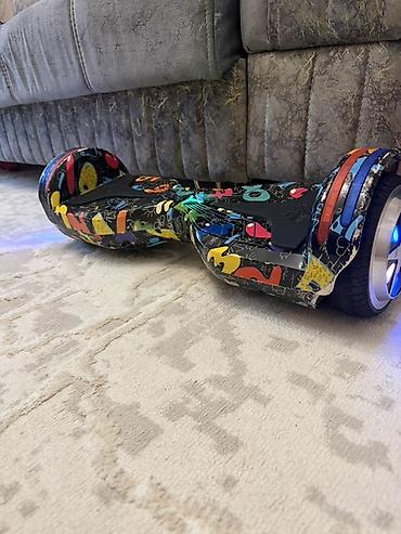 Гироскутеры: Qrafiti üslublu dizayna malik elektrikli hoverboard. İki təkərli — 1