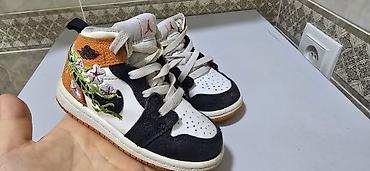 джинсы черные: Детские кроссовки Nike Jordan 1 Mid SE (модель DQ) - Размер: US 6C — 2