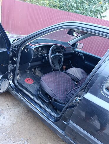 обменяю машину: Volkswagen Vento: 1993 г., 2 л, Механика, Бензин, Вэн/Минивэн