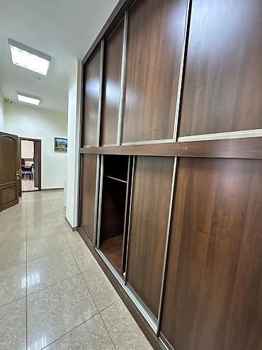 Аренда офисов: Сдаю Офис целиком: 300 м², В жилом комплексе, С ремонтом, Первая линия, С отдельным входом, С отдельным санузлом — 14