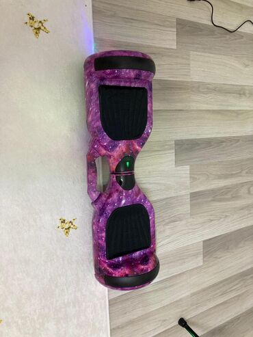 bermud uşaq şortları: Bu, mor galaksi desenli bir Bluewheel HX310s Hoverboard'dur. Təzədi