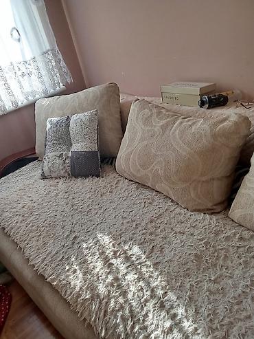 Sofe i kaučevi: Trosed/sofa sa elegantnim talasastim naslonima i bočnim naslonima od — 4