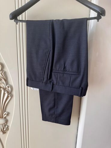 Kostyumlar: Zingal Riche brendindən tünd göy rəngli kişi kostyumu. Kostyum iki -da lalafo.az — 4 Kostyumlar: Zingal Riche brendindən tünd göy rəngli kişi kostyumu. Kostyum iki — 4